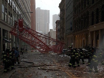 Cayó una enorme grúa en el centro de Nueva York: 1 muerto y 2 heridos graves