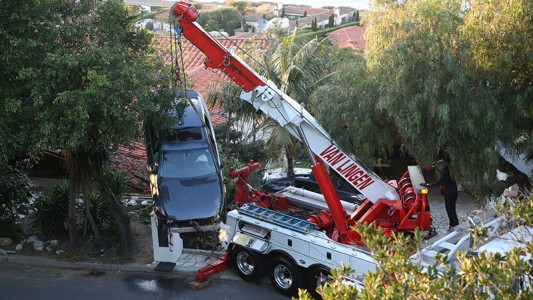 Un auto terminó en el techo de una casa