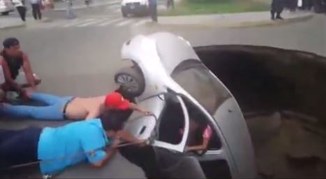 Perú: rescatan a una familia que cayó en un pozo con su auto