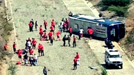 Volcó el micro de Huracán que trasladaba al plantel al aeropuerto de Caracas: los jugadores están bien