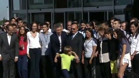 Incómodo: un niño se negó a posar con Mauricio  Macri