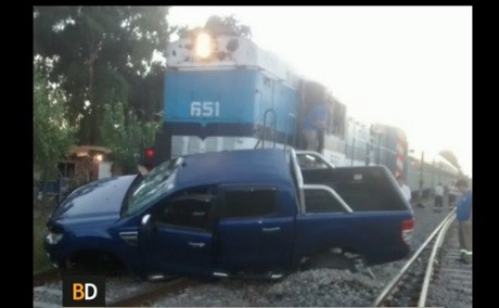 Un tren embistió a una camioneta en Escobar