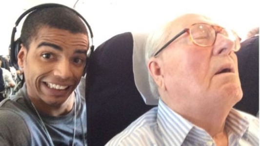 Condenado por tomarse una "selfie" con Le Pen dormido