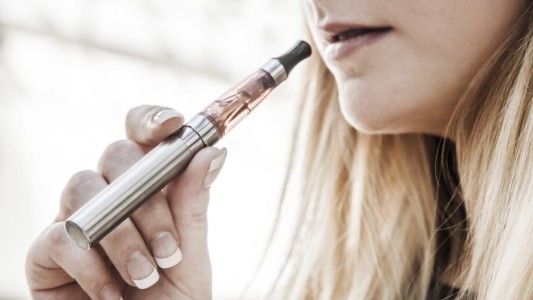 Fumar cigarrillos electrónicos durante el embarazo altera el feto, afirma un estudio