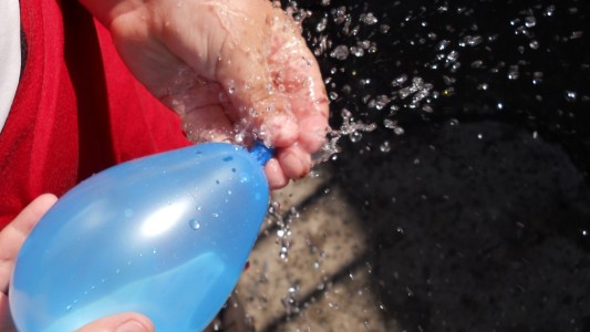 Murió asfixiada una nena a la que se le rompió una bombita de agua en la boca