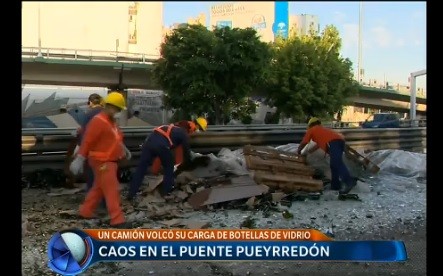 Caos con botellas en la autopista