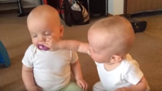 Las gemelas bebés que se pelean por el chupete