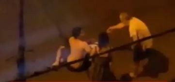 Trapitos golpean salvajemente y roban a un joven