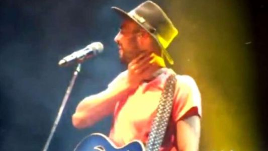 Abel Pintos se tragó un bicho en pleno concierto