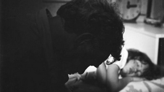 Conmovedor: fotógrafo narra en imágenes diarias los 30 años de su hija autista