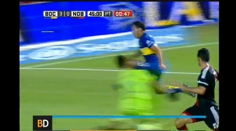 El rodillazo de Tevez al arquero de Newells