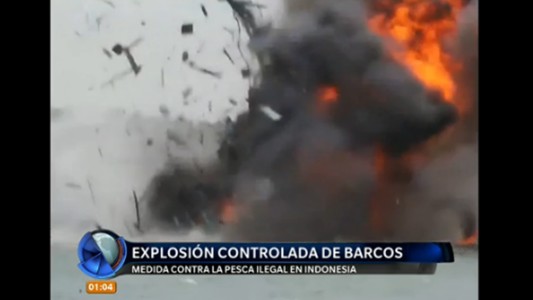 Video: explosión controlada de barcos