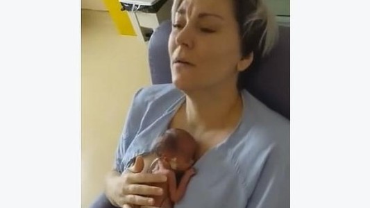 Video: el momento en que una madre abraza por primera vez a su bebé prematuro