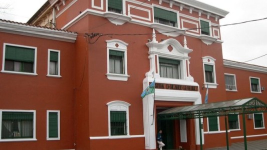 Atacó a patadas y amenazó con cuchillo a los médicos que atendían a su hijo