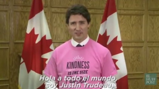 ¿Por qué el primer ministro de Canadá se vistió de rosa?