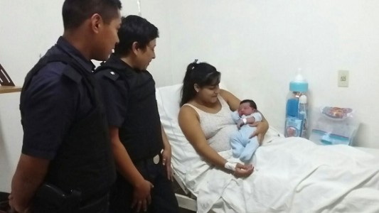 Los "poliparteros": oficiales de la policía ayudaron a una mamá a dar a luz