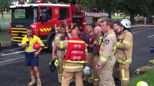 Incendio provoca la caída de una grúa de 6 metros en Australia