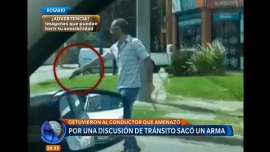 Por una discusión de tránsito sacó un arma