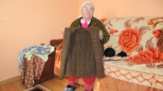 Una abuela tejió un chaleco con su propio pelo, que juntó durante 20 años