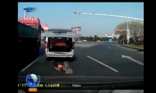 Video: nene cayó de una camioneta en la autopista y no se dieron cuenta