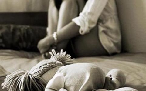 Denunció a su esposo al saber que violaba a su hija adolescente desde los 8 años