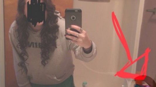 Compartió una selfie con su familia, omitió un detalle íntimo y su hermano la escrachó en las redes sociales