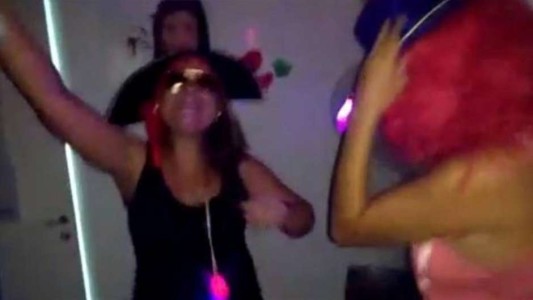 Escándalo por el video de tres mujeres policías de fiesta en una comisaría