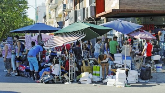 Tras la tensión, volvieron los manteros a Flores