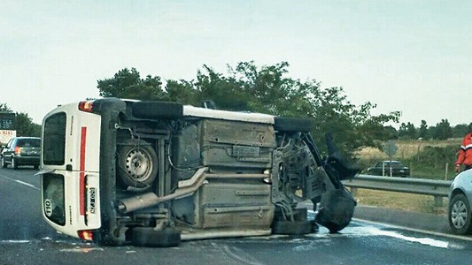 Dos heridos por un choque y vuelco