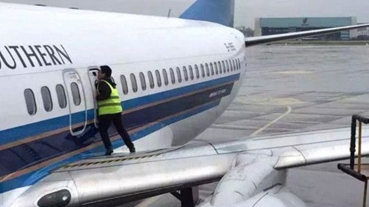 Abrió la puerta de emergencia de un Boeing 737 para "tomar el aire"