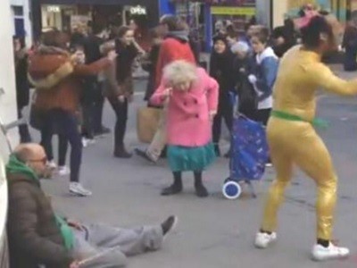 #EsViral El baile de la abuelita en las calles de Brighton