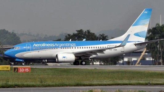 Un avión de Aerolíneas aterrizó de emergencia por una amenaza de bomba
