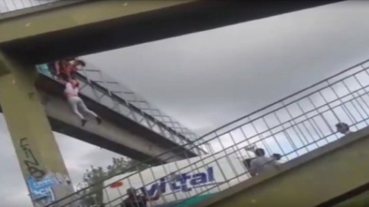 Video: un policía salvó a una joven que intentaba tirarse de un puente