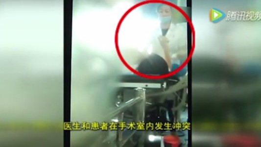 Impactantes imágenes de una cirujana golpeando a su paciente en plena operación