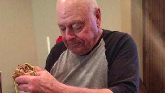 #EsViral: un abuelo cocinó para seis de sus nietos y cinco lo plantaron