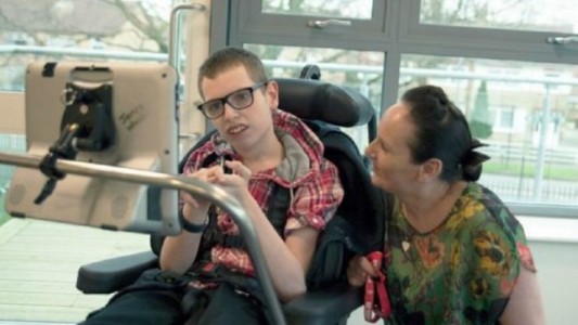 Conmovedor: "Hola mamá", las primeras palabras de un chico discapacitado después de 16 años
