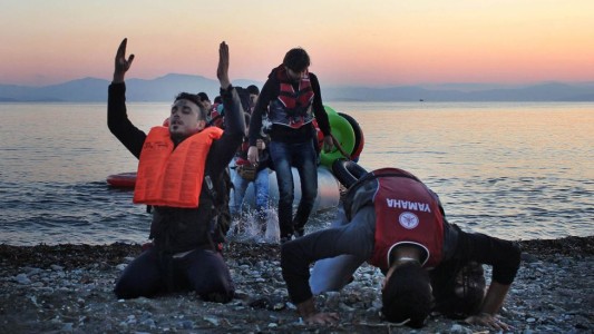 La UE y Turquía cierran un acuerdo para deportar refugiados desde el domingo