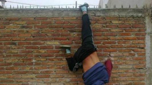 Insólito: robó, quiso escapar y quedó colgado