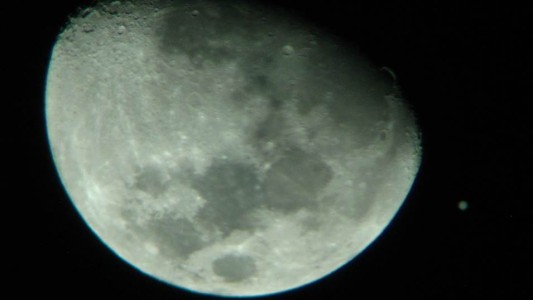 Así será el espectáculo que darán Jupiter y la Luna en la noche de este lunes