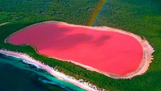 El extraño lago de agua rosa en Australia