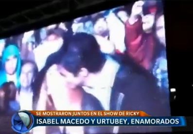 El beso de Macedo y Urtubey, estilo SuperBowl
