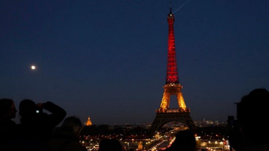 La Torre Eiffel se iluminó con los colores de la bandera de Bélgica