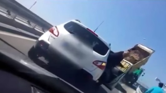 Video: camionero se enojó con un automovilista y bloqueó la autopista con tierra