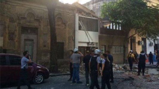Explosión y derrumbe en el centro de Rosario: hay cinco heridos
