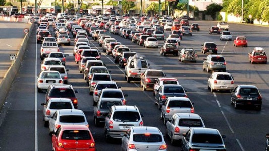 Intenso movimiento vehicular en la Ruta 2 hacia la costa por los feriados