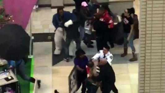 Un conejo de pascuas a las trompadas en un shopping