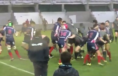 Video: feroz batalla campal en un partido de rugby