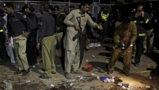 Pakistán: más de 60 muertos y 290 heridos en un atentado suicida