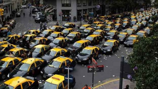 Gremio de taxistas se opone a Uber: "No lo vamos a permitir"