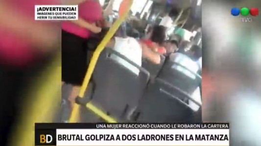 Brutal golpiza a dos ladronas en un colectivo